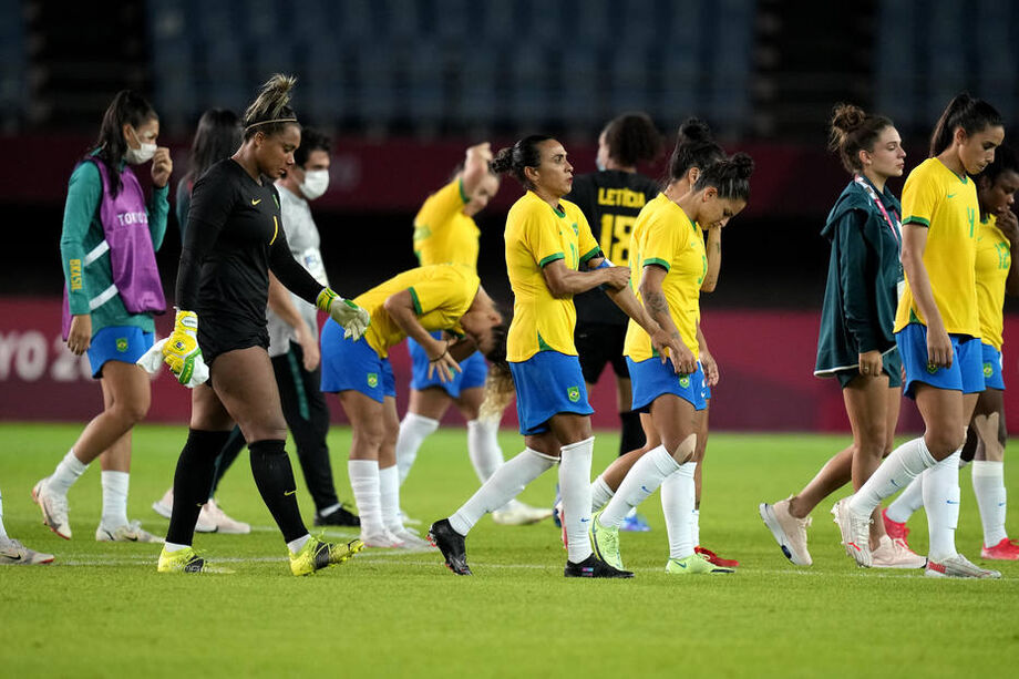 Brasileiras deixam o gramado de Rifu após derrota para o Canadá nas quartas de final da Olimpíada de Tóquio
