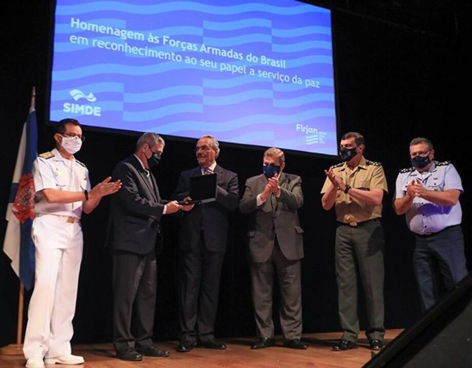 Empresários fazem homenagem às Forças Armadas.