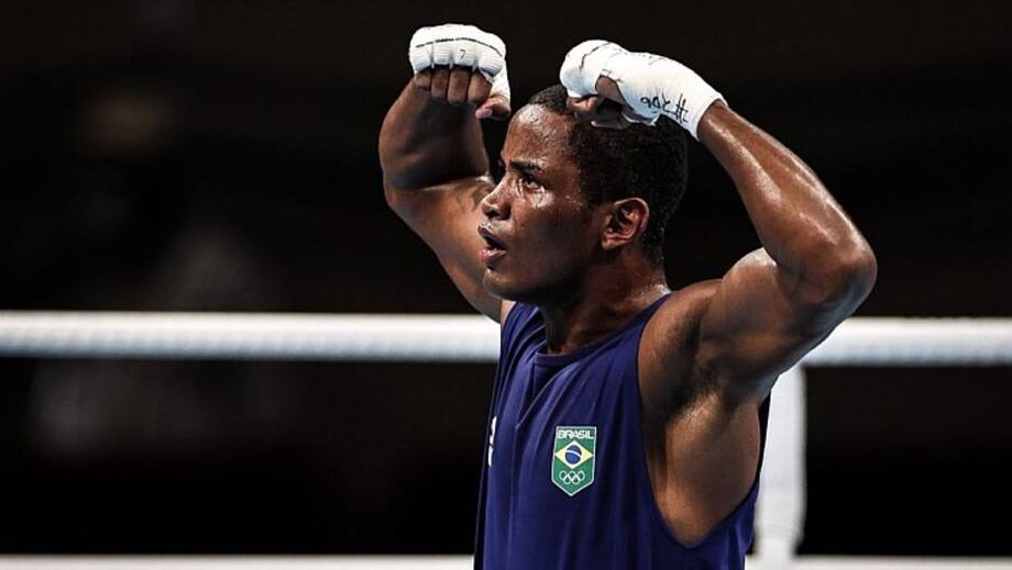 Wanderson de Oliveira comemora vitória contra Dzmitry Asanou, de Belarus