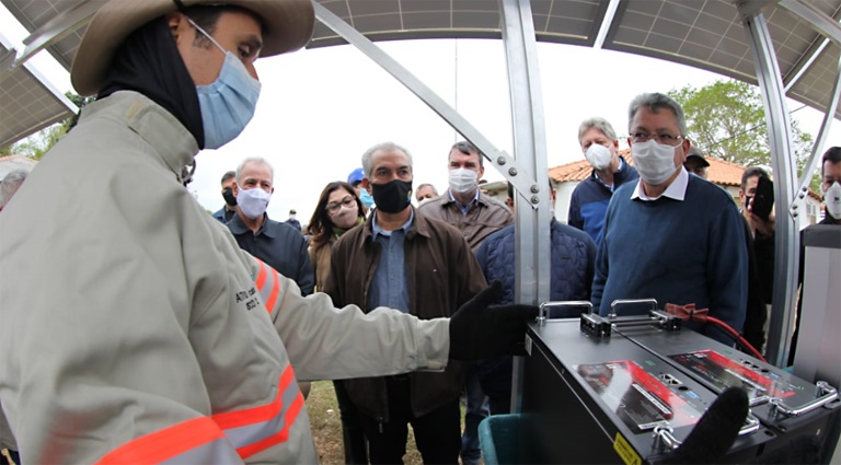 Técnico da Energisa faz demonstração d painel de energia solar no Porto São Pedro