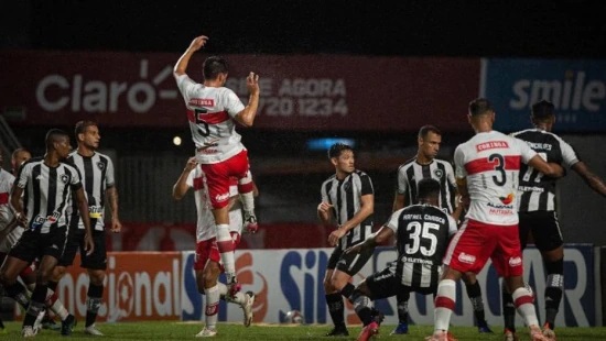 Botafogo erra na defesa e leva virada do CRB em Alagoas