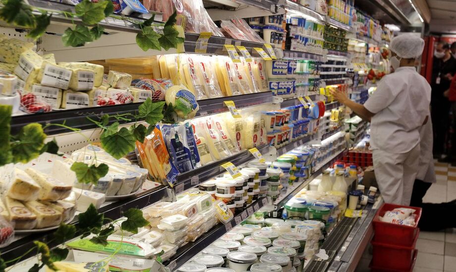 Os supermercados vão continuar abertos