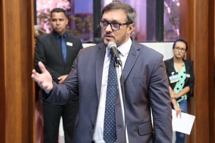 O deputado Lucas de Lima apresentou nesta quarta-feira (7), o projeto de lei que prevê a criação do Programa Saúde Emocional a Vítimas do Covid-19 no Estado do Mato Grosso do Sul