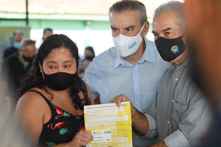 Daiane Franco Carvalho recebeu o benefício das mãos do presidente da Casa de Leis