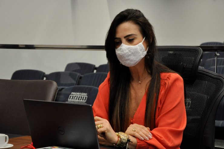 Mara Caseiro apresentou projeto que disciplina a comercialização de produtos odontológicos profissionais
