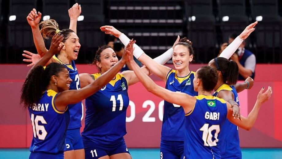 Jogadoras da seleção brasileira feminina de vôlei comemoram mais uma vitória em Tóquio