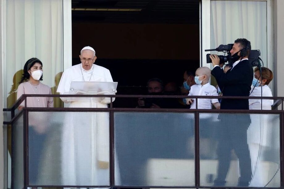 Papa Francisco conduz oração de uma varanda do hospital Gemelli, enquanto ele se recupera da cirurgia de cólon, em Roma