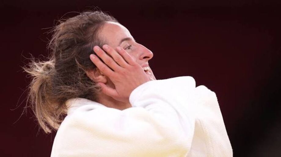 Distria Krasniqui, do Kosovo, levou o ouro no judô ao bater a japonesa Funa Tonaki