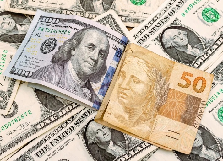 Taxas futuras de juros recuam em sintonia com dólar em queda com exterior positivo