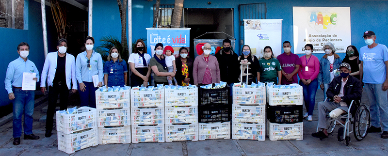 Equipes da Semagro e do Comper durante entrega de 594 litros de leite à Associação Amigos do Chitão