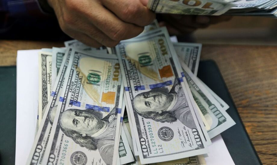 As mínimas da sessão foram registradas no fim da manhã, quando o dólar não apenas furou o piso de R$ 5,00 como desceu até a casa de R$ 4,98, ao tocar R$ 4,9851.