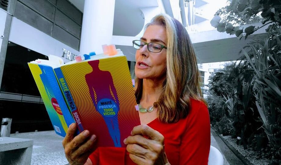 Maitê Proença fala de sua trajetória do palco aos livros e lê trechos de sua obra