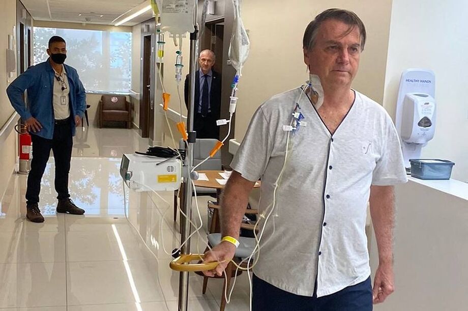 Bolsonaro caminha no corredor do Hospital Vila Nova Star