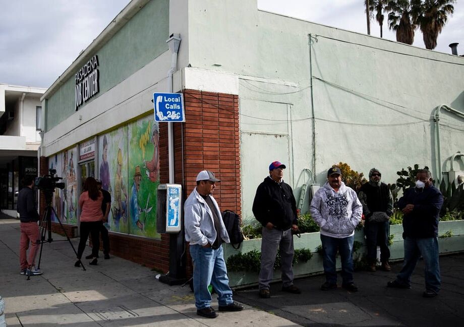 Pessoas esperam em fila do lado de fora do Centro Comunitário de Emprego de Pasadena, na Califórnia