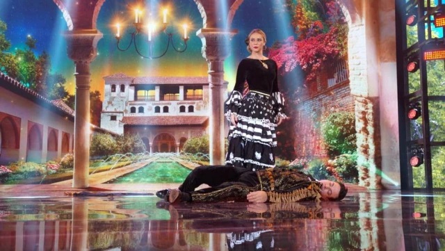 Paolla Oliveira e Leandro Azevedo durante performance no quadro 'Super Dança dos Famosos'