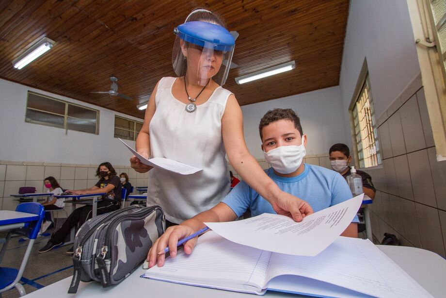 A partir de segunda-feira, dia 2 de agosto, novas turmas de alunos vão iniciar as aulas presenciais no sistema escalonado
