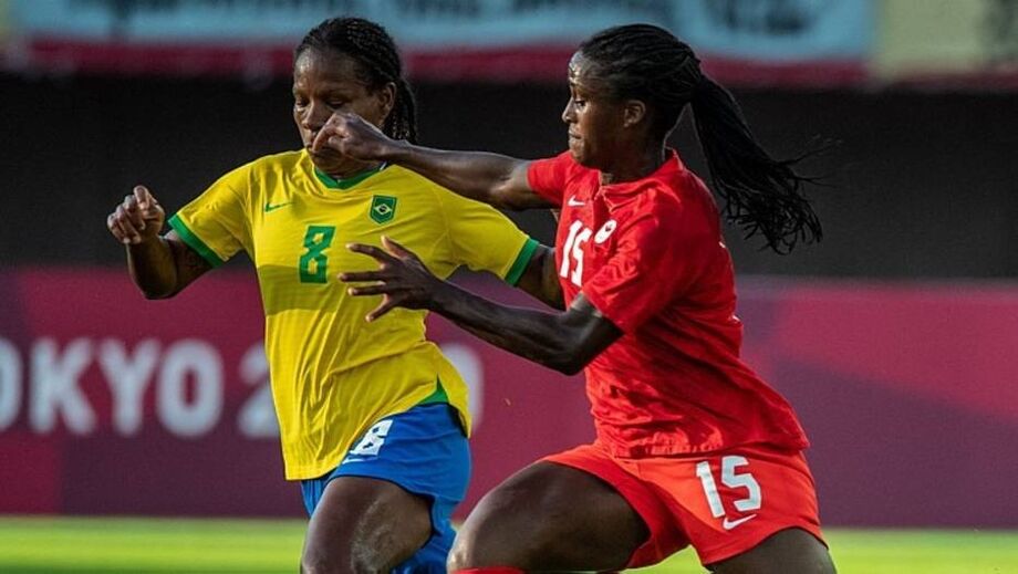 Formiga disputa jogada com Nichelle Prince, do Canadá
