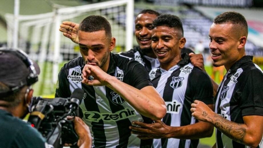 Gabriel Lacerda comemora após marcar o segundo gol do Ceará contra o Juventude