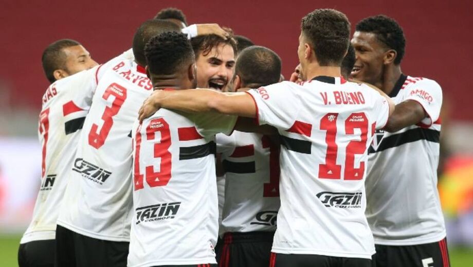 Jogadores do São Paulo comemoram gol contra o Inter