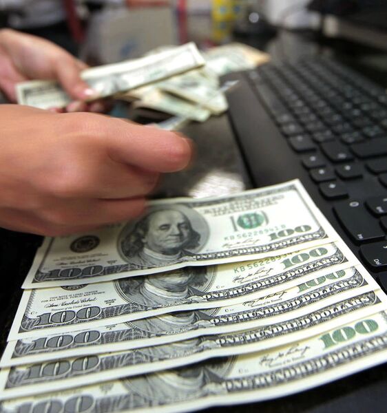 O dólar futuro para agosto recuava 0,15%, a R$ 5,1865