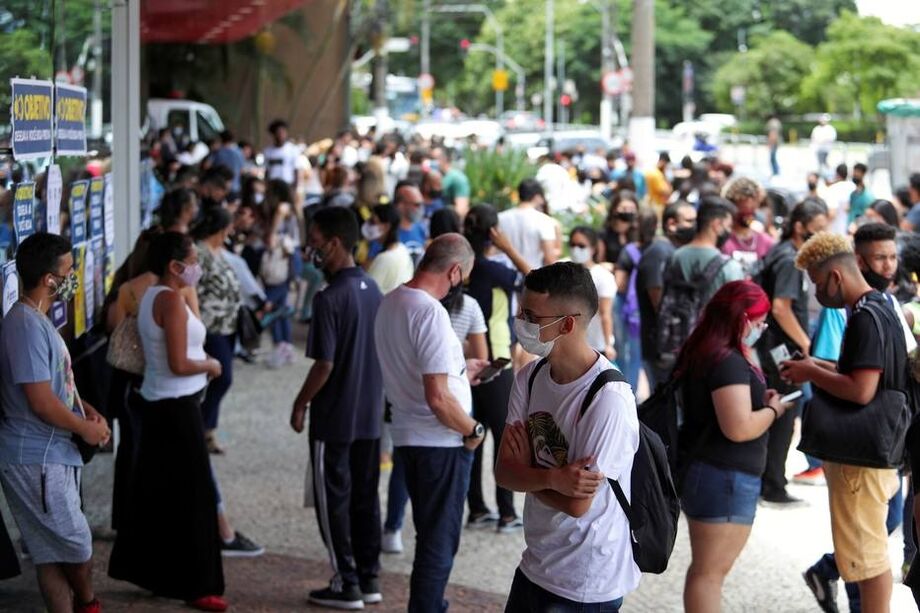 Estudantes e suas famílias antes do início do Enem na Unip Vergueiro, em São Paulo
