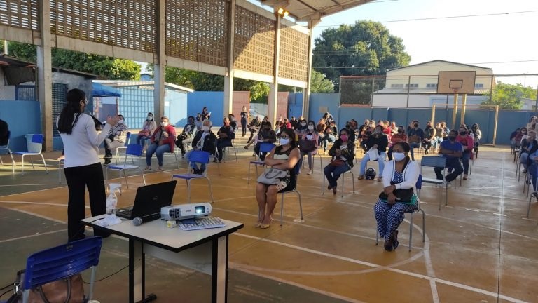 Estão sendo passadas orientações sobre a importância da adoção medidas não farmacológicas de prevenção da Covid-19