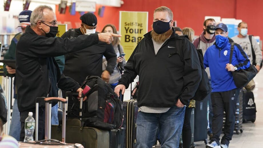 Passageiros esperam em fila em um aeroporto na cidade de Cleveland, nos Estados Unidos