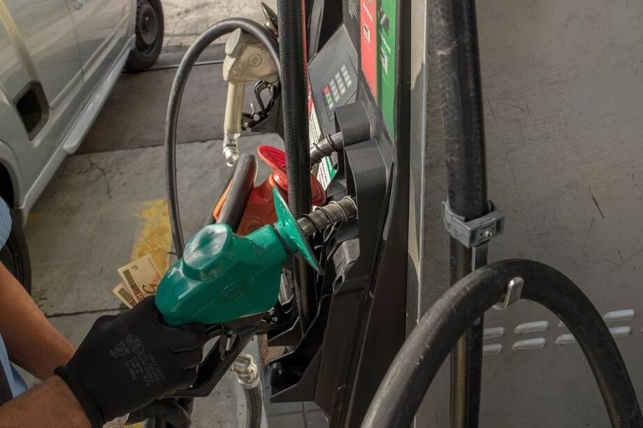 De acordo com a Abicom, o mercado internacional mantém sinais de que o petróleo continuará em patamares elevados