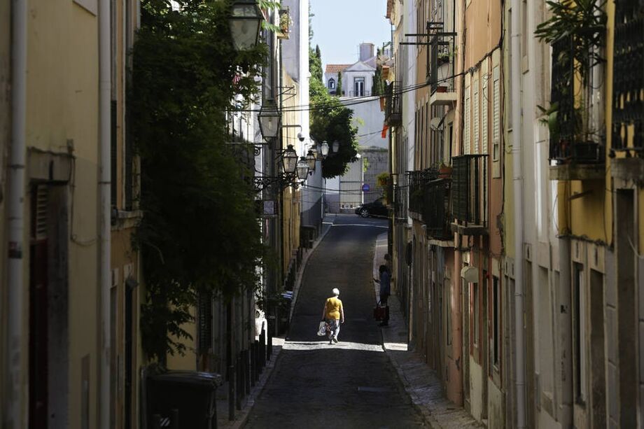 Portugal impõe toque de recolher em 45 municípios