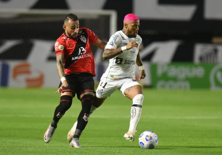 O atacante Marinho vai desfalcar o Santos diante da Chapecoense