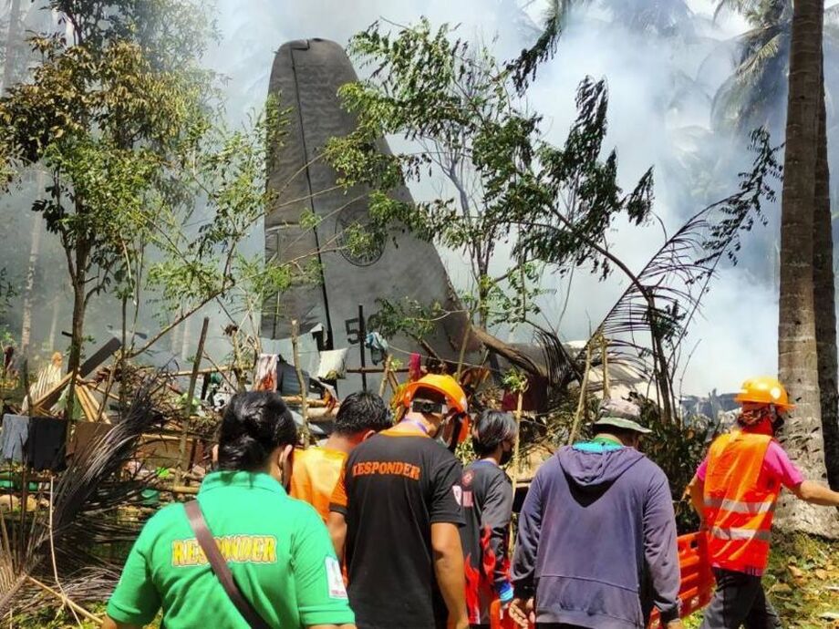 Equipes de resgate procuram sobreviventes no local da queda do avião C-130, nas Filipinas