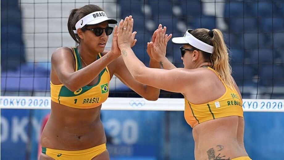 Ana Patrícia e Rebecca vencem quenianas no vôlei de praia