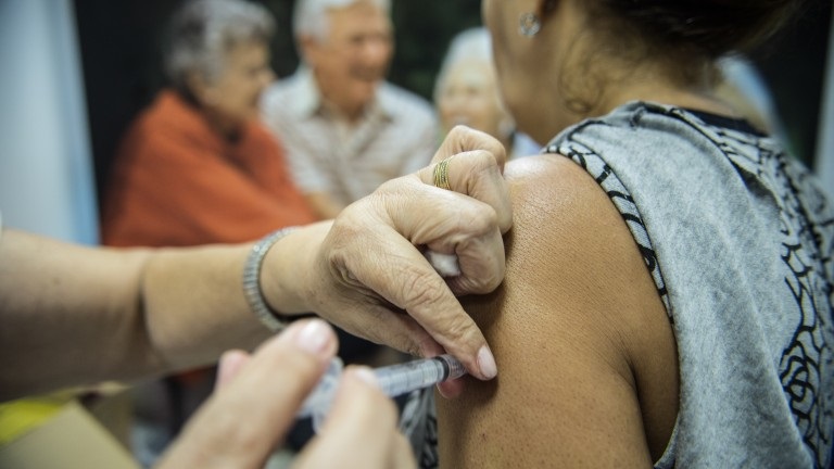 A campanha está acontecendo desde o dia 13 de maio para o público prioritário e, desde o início de julho as doses foram liberadas para toda a população