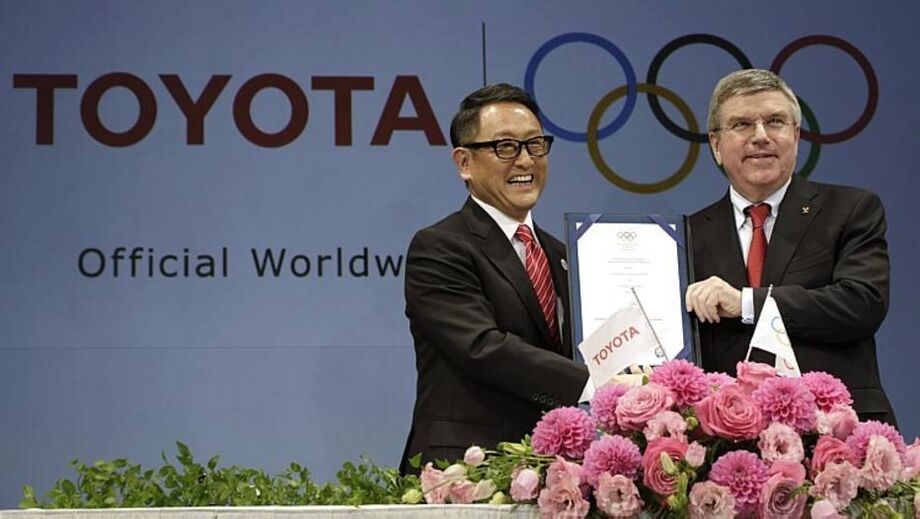 Akio Toyoda, presidente executivo da Toyota, e Thomas Bach, presidente do COI, posam para foto em cerimônia realizada em 2015
