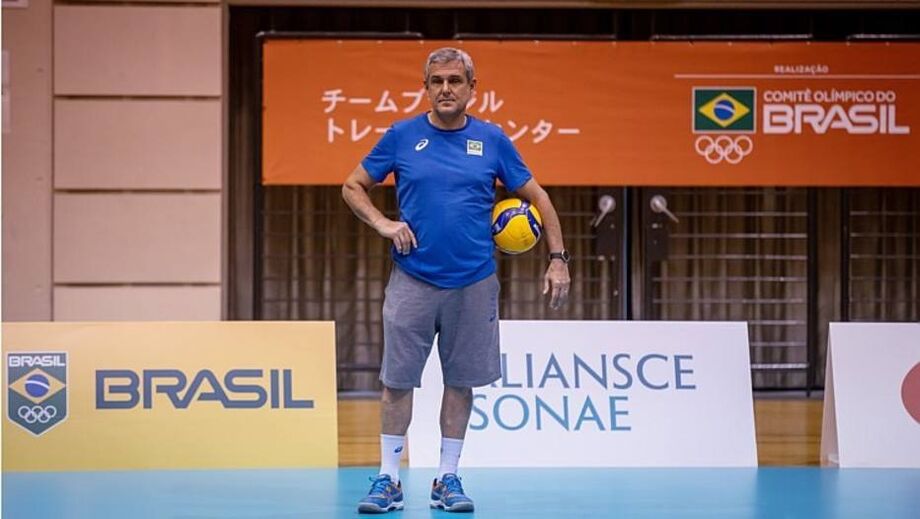 José Guimarães vai em busca de mais uma medalha olímpica com a seleção feminina de vôlei