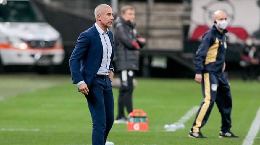 O técnico Sylvinho