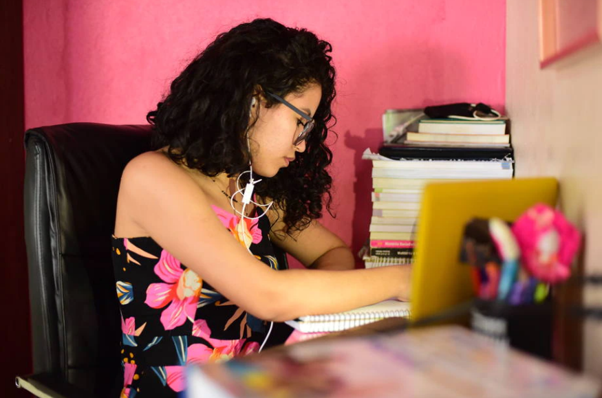 A estudante de Boa Vista, Beatriz Eduarda, aluna do 3º ano da escola estadual Lobo D'Almada, segue em aulas online