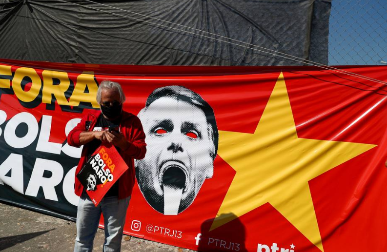 Homem participa de protesto pedindo o impeachment do presidente Jair Bolsonaro no Rio de Janeiro, neste sábado 3 de julho de 2021