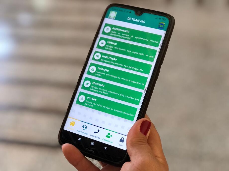 O serviço é feito pelo portal Meu Detran ou pelo aplicativo