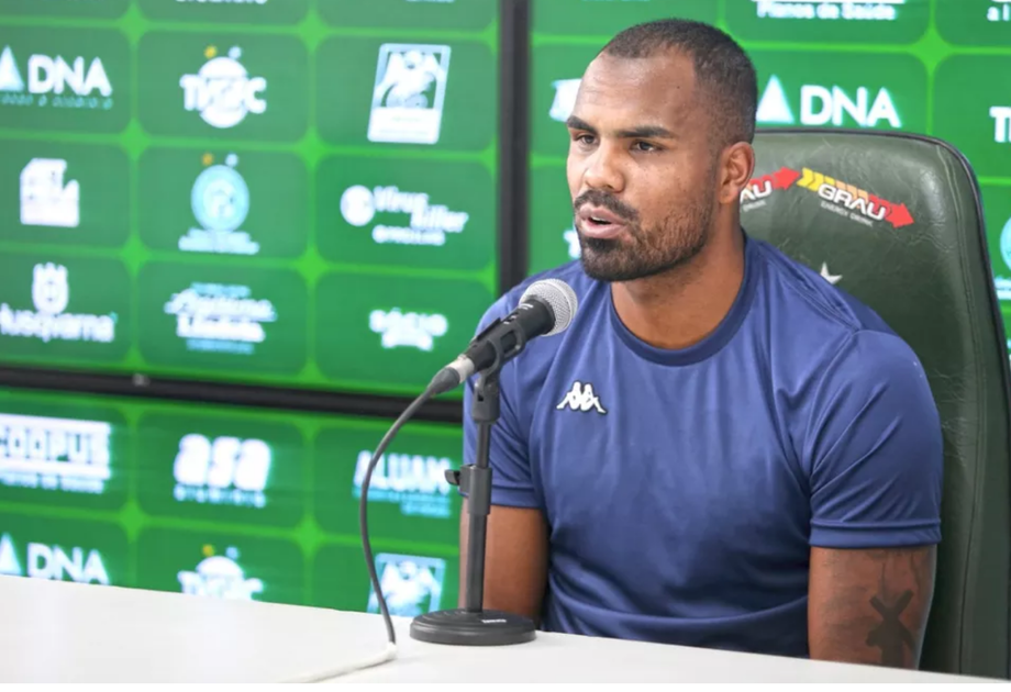 O zagueiro Thales