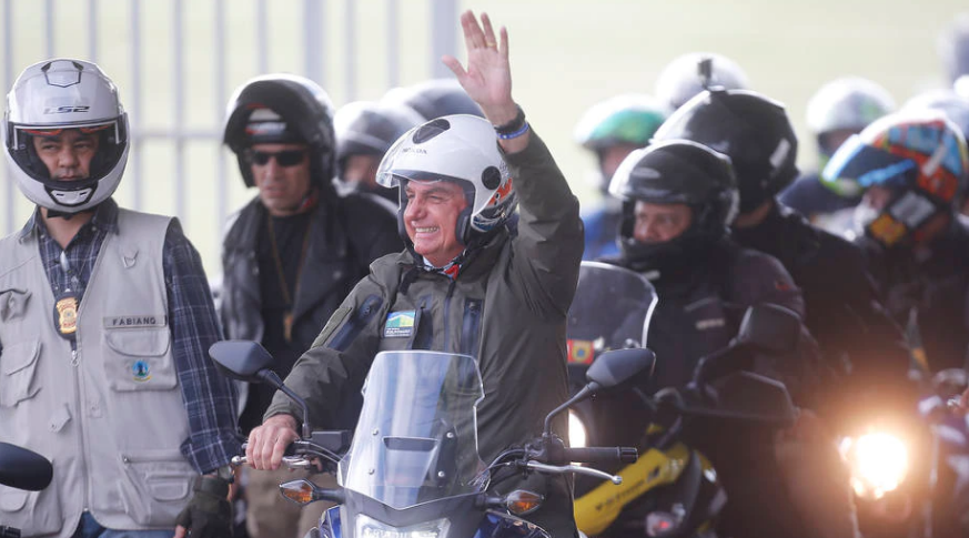 Bolsonaro passeia de moto por Brasília, sem máscara