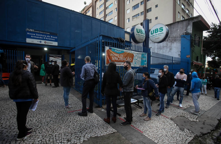 Fila é vista em posto de vacinação na cidade de São Paulo