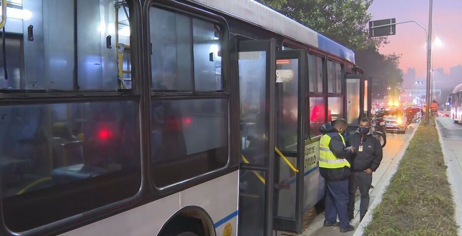 Nove ônibus são alvo de vandalismo na capital paulista