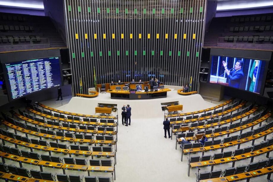 A Câmara aprovou nesta terça-feira, 13, o projeto que pretende barrar os chamados supersalários no funcionalismo público