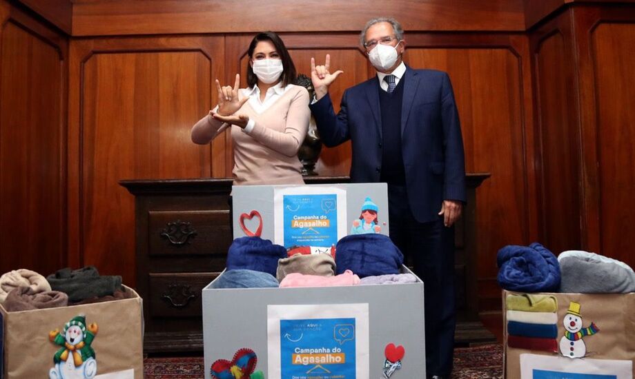 A Campanha do Agasalho, promovida pelo programa Pátria Voluntária, recebeu hoje (5) as doações feitas pelos servidores de diversos ministérios e da Secretaria-Geral da Presidência da República
