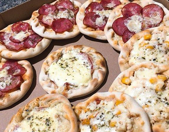 São dez sabores de mini-pizzas