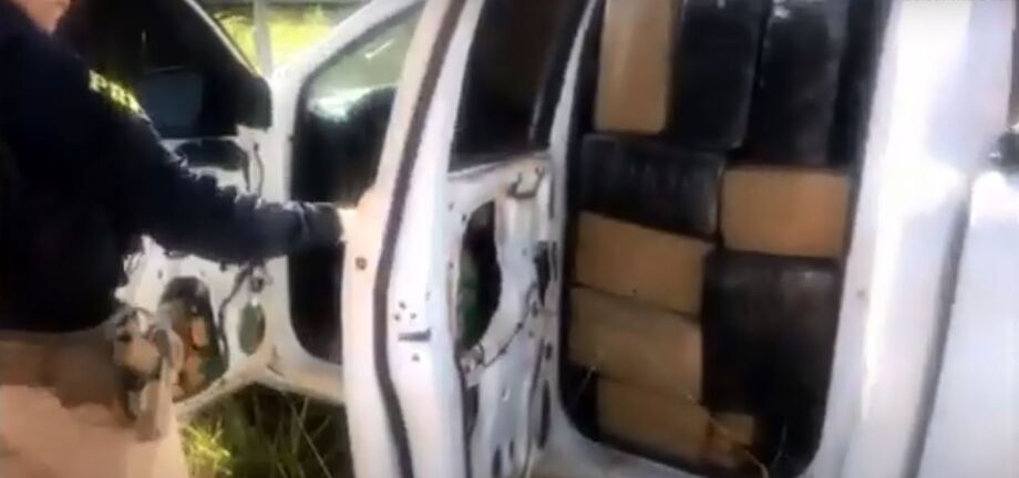 O veículo estava lotado de maconha