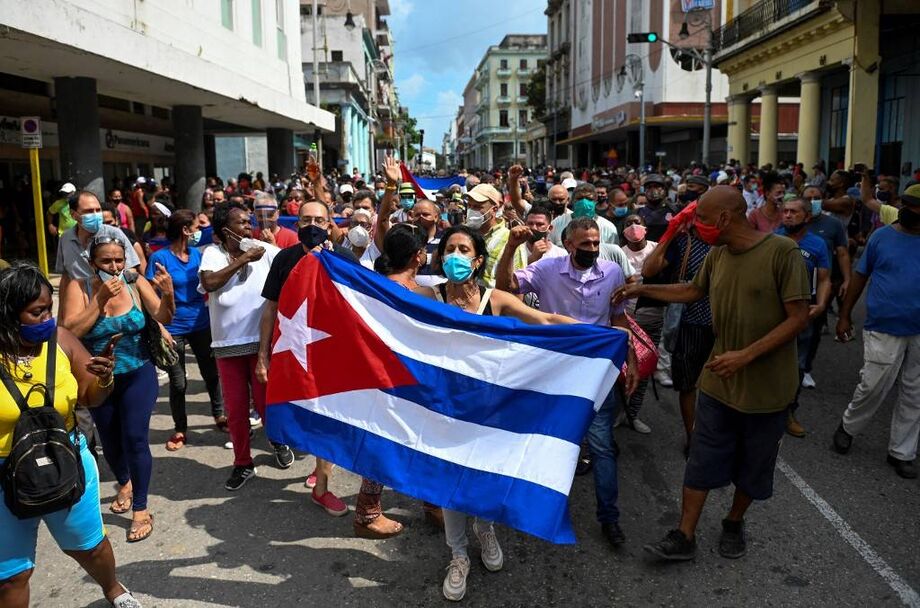 Governo de Cuba reúne apoiadores após grandes protestos