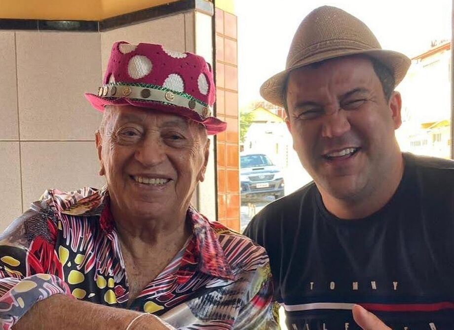 O cantor Genival Lacerda, que morreu em decorrência da covid-19 em janeiro, e o filho João Lacerda