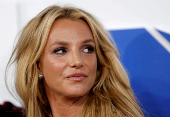 A cantora Britney Spears trabalhava com o empresário Larry Rudolph desde 1995